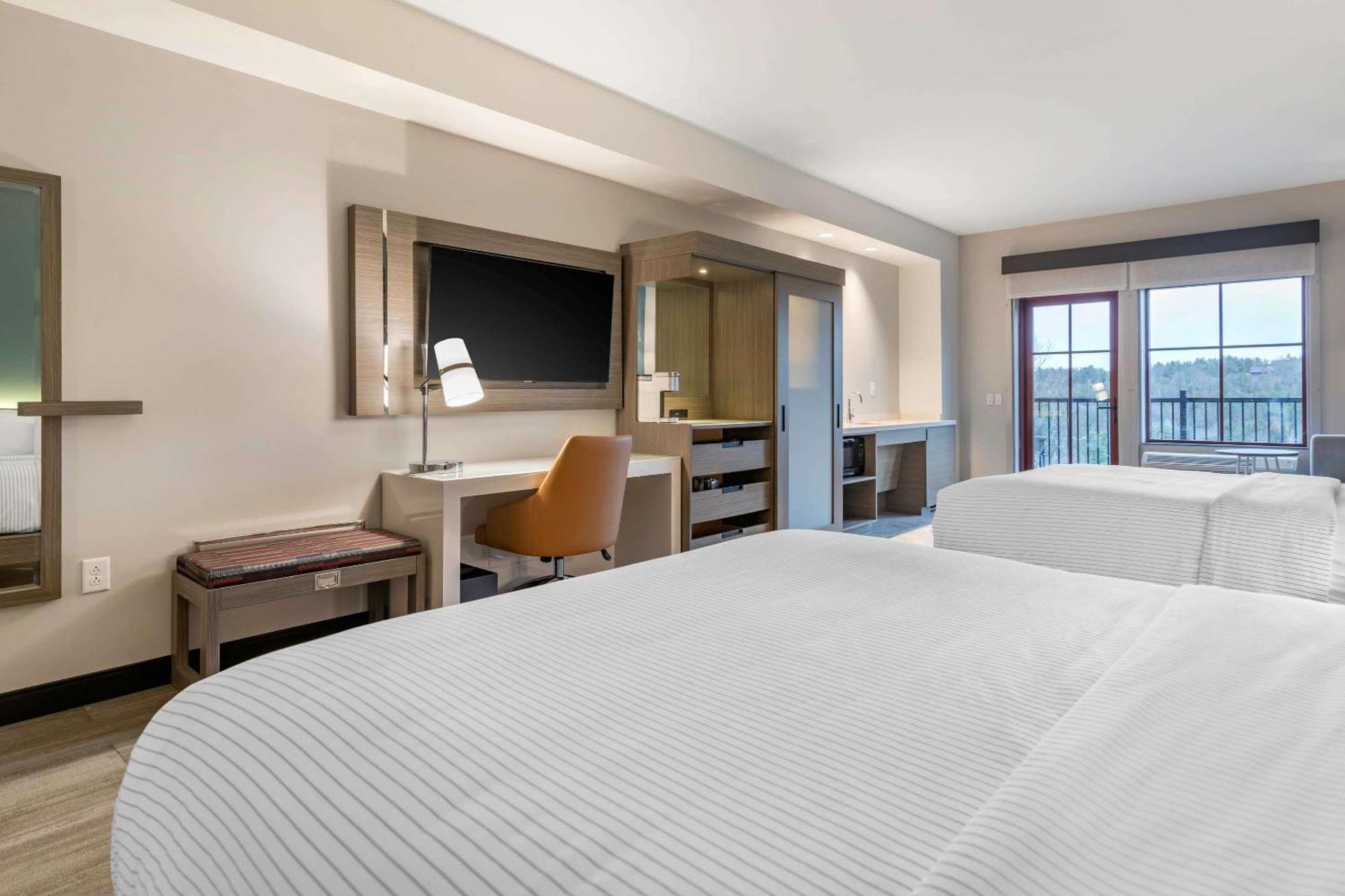 Cambria Placid - Lakeside Hotel