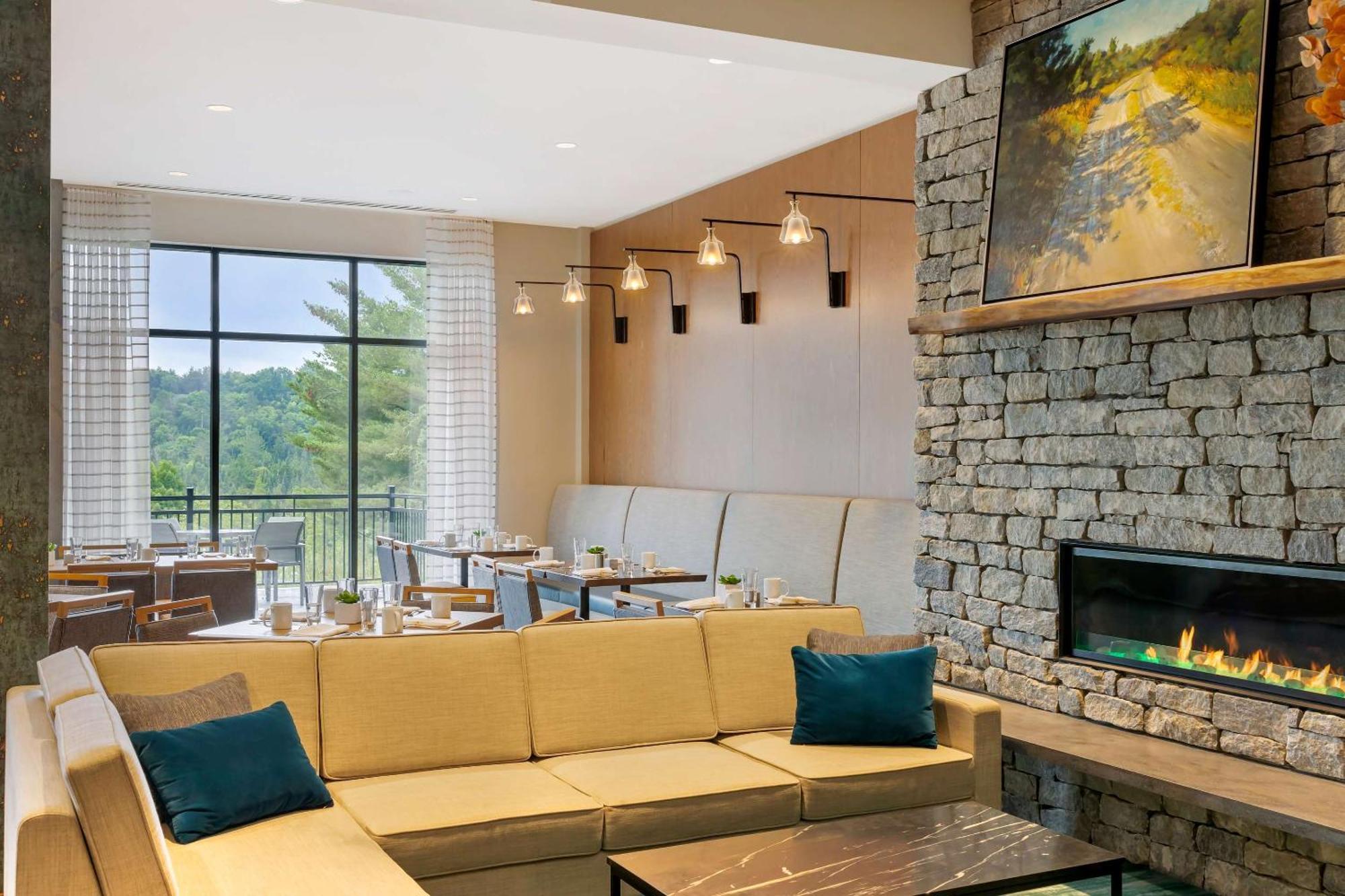 Cambria Placid - Lakeside Hotel