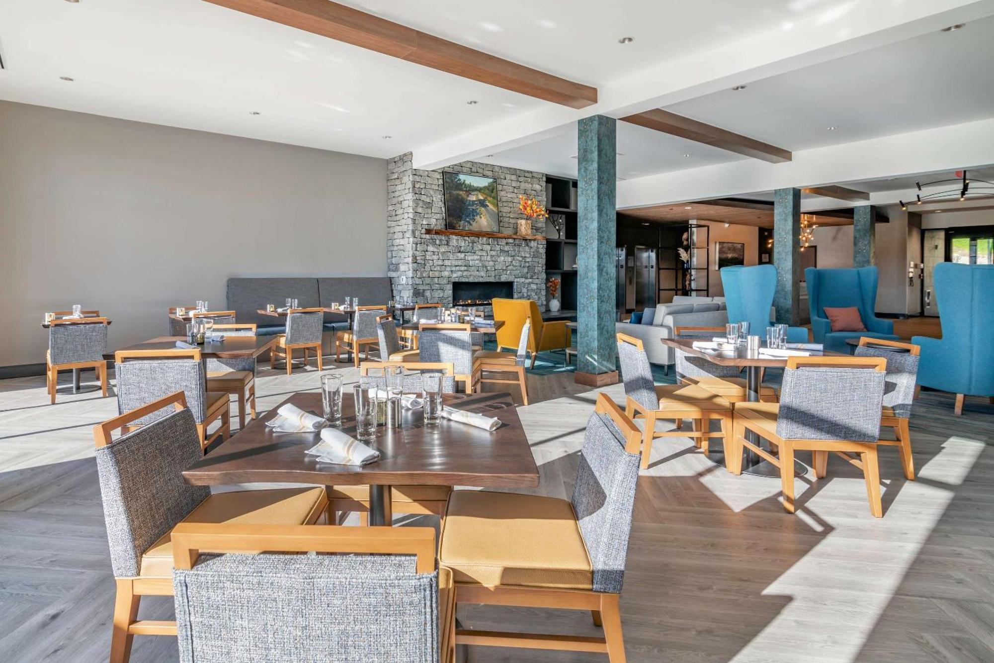 Cambria Placid - Lakeside Hotel *