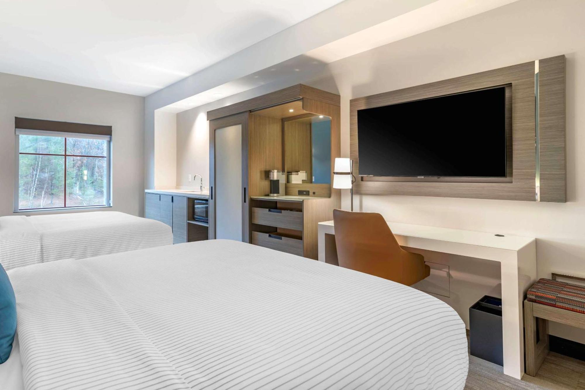 Cambria Placid - Lakeside Hotel