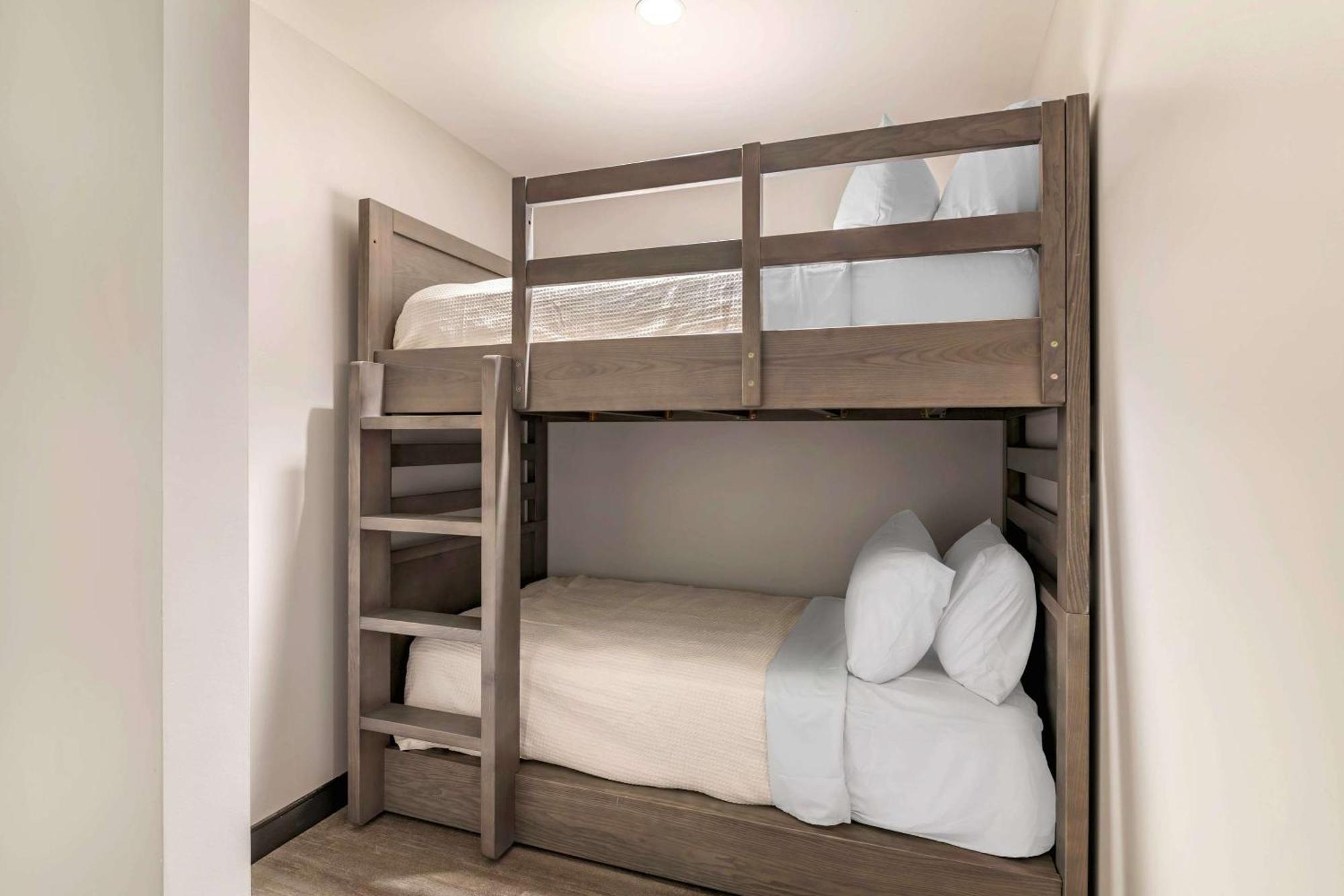 Hotel Cambria Placid - Lakeside