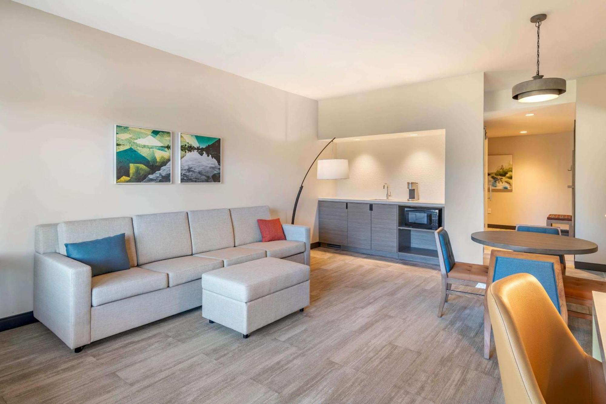 Cambria Placid - Lakeside Hotel