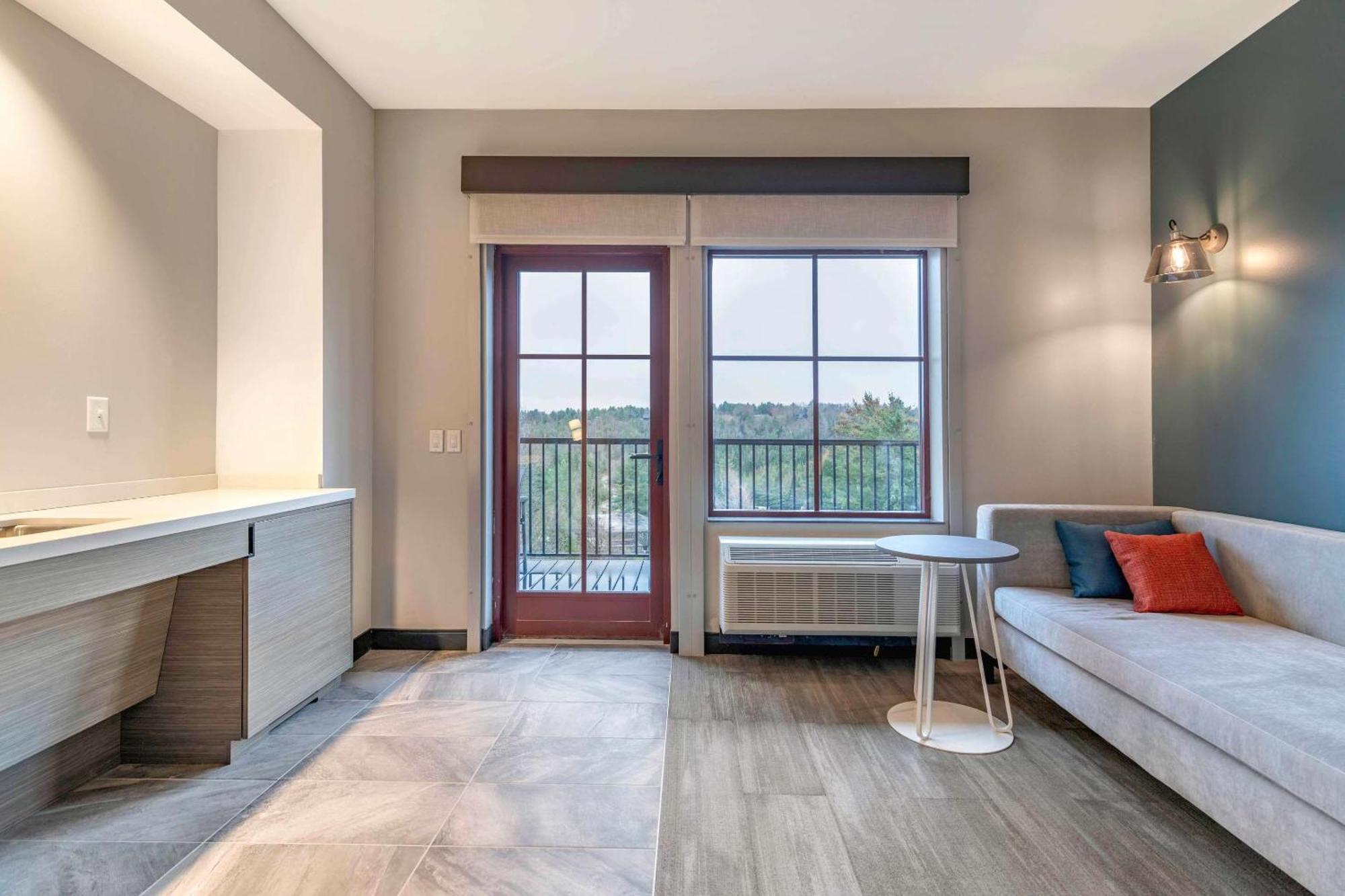Cambria Placid - Lakeside Hotel *